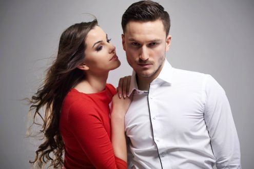 Zavodljiva žena gleda svog partnera