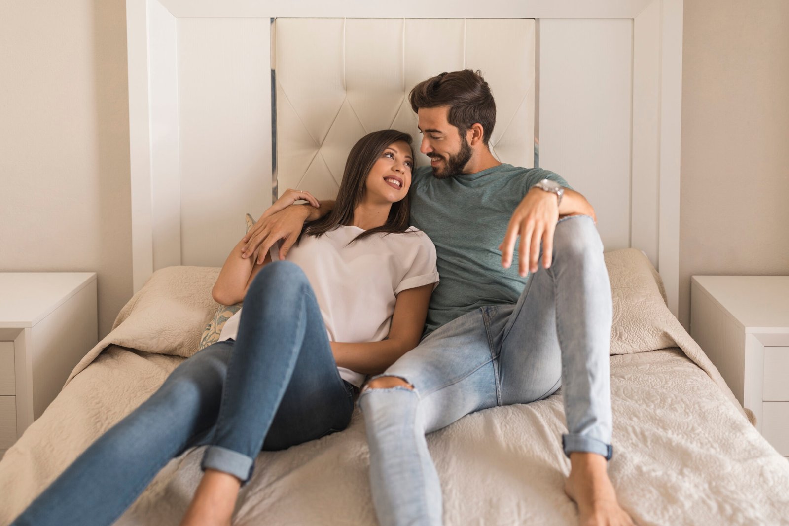 Sretan i samouvjeren par uživa u vezi i bliskosti