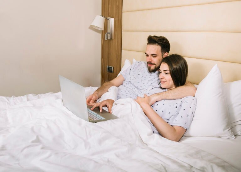Sretan par dijeli intiman trenutak, s tabletama viagre i odgođenom ejakulacijom.