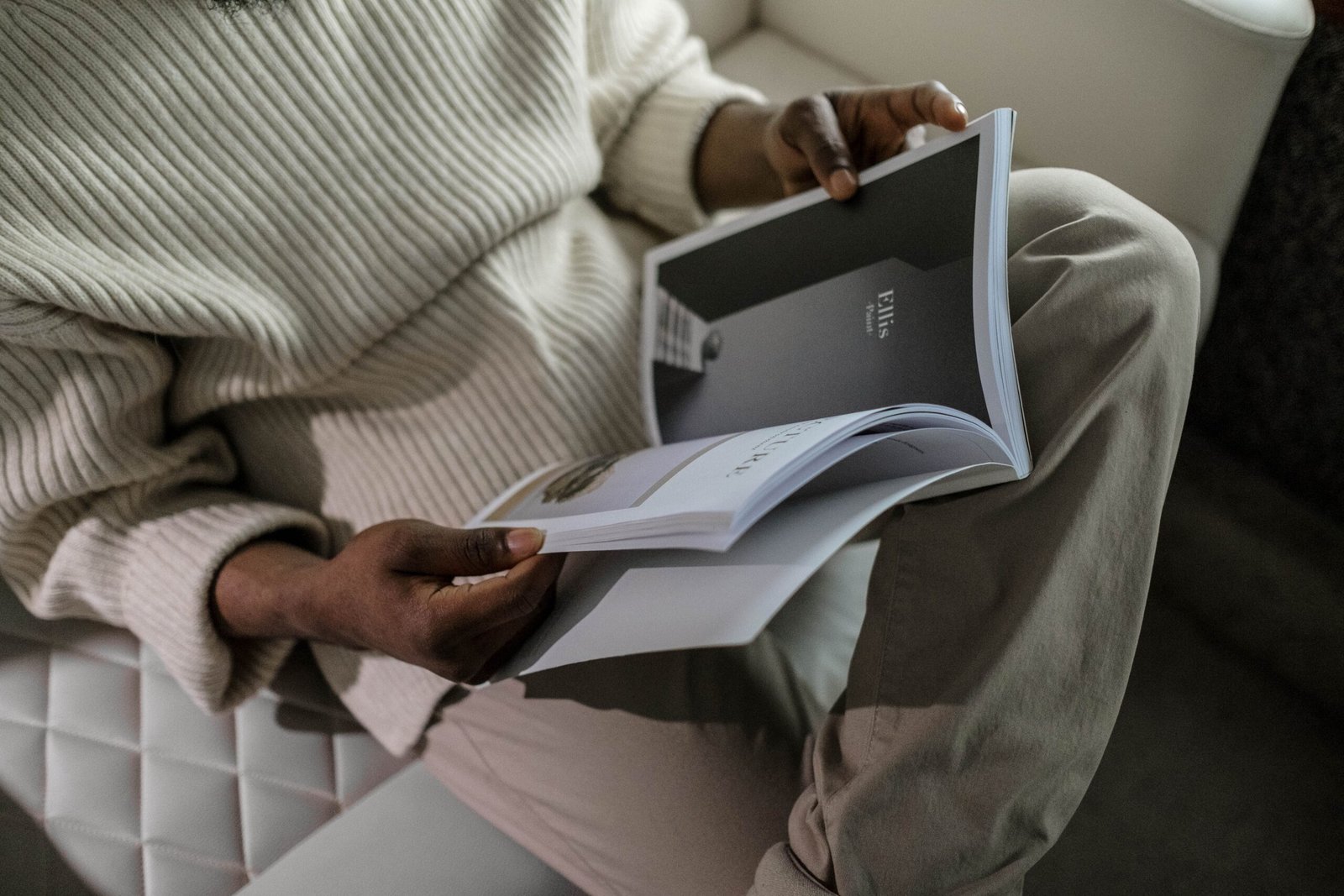 Osoba čita časopis u mirnom prostoru